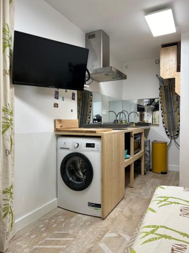 a kitchen with a washing machine in a room at Au coeur de Bordeaux in Bordeaux