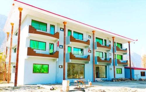 - un bâtiment avec des balcons sur le côté dans l'établissement Lashari Resort, à Skardu