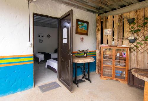 a room with a sink and a room with a bedroom at Casa Viva Alojamiento Rural in Jardin