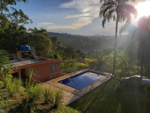 een huis met een zwembad in de tuin bij Sítio Amoreira próximo à divisa com Atibaia in Mairiporã
