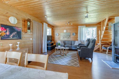 卡拉約基的住宿－Mehtämökki，客厅配有沙发和桌子