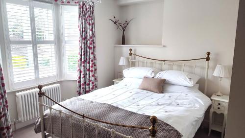 A bed or beds in a room at 3 Bedroom Cottage in Sunninghill, Ascot