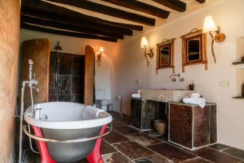 een badkamer met een bad en een wastafel bij Can Serola in Sales del Llierca