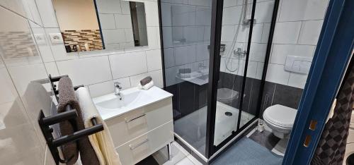 une salle de bain avec une douche, un lavabo et des toilettes dans l'établissement Appartement neuf (T3), à Marseille