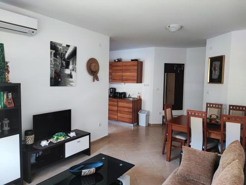 ein Wohnzimmer mit einem Sofa und einem Tisch in der Unterkunft PORTONOVIPRC in Herceg-Novi