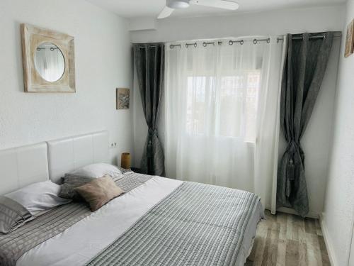 ハベアにあるCanal Norte Arenal Beach Sea viewのベッドルーム1室(ベッド1台付)、窓(カーテン付)