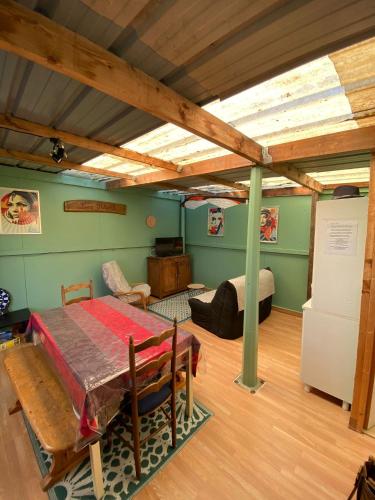 un salon avec une table et une chambre avec un lit dans l'établissement Mobil-home Atypique Manche SURVILLE -, à Surville