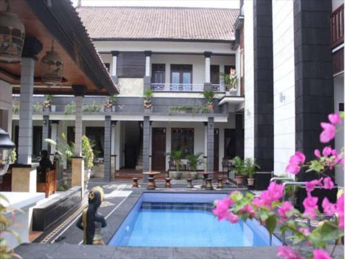 Bazén v ubytování 3 Putra Pondok Wisata Hotel Bali nebo v jeho okolí