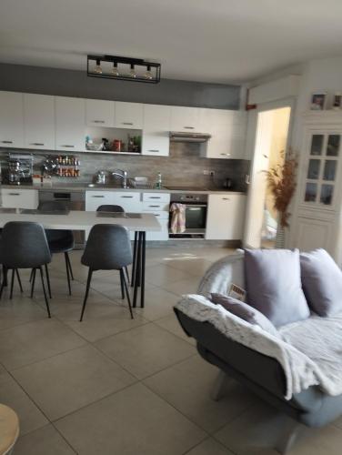 un salon avec un canapé et une cuisine dans l'établissement 2P Piscine proche mer, à Fréjus