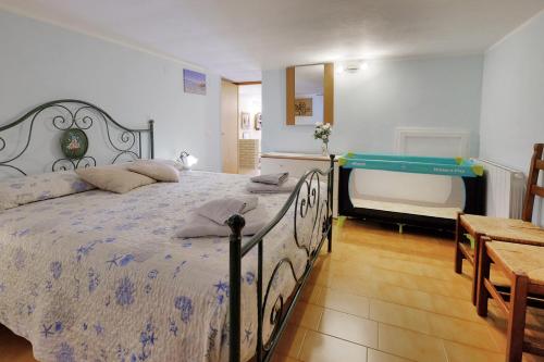 Schlafzimmer mit einem Bett und einem Billardtisch in der Unterkunft Vacanze Mare Teulada in Teulada