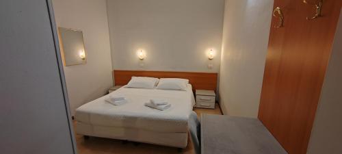 a small room with a bed with two towels on it at Hotel Nuovo Rondò in Sesto San Giovanni