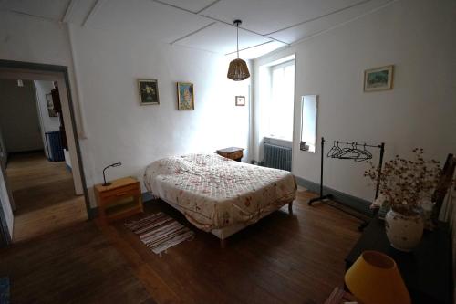Säng eller sängar i ett rum på La maison du Thoré