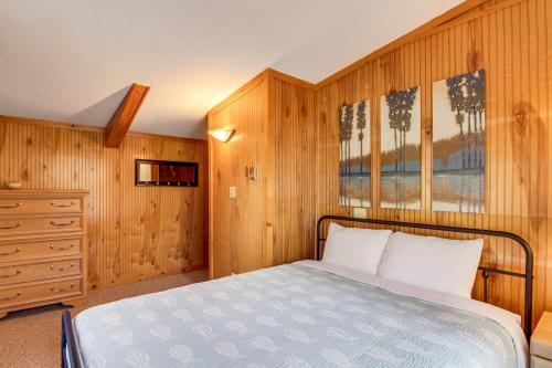 Voodi või voodid majutusasutuse Family Cabin with Private Dock on Caribou Lake! toas