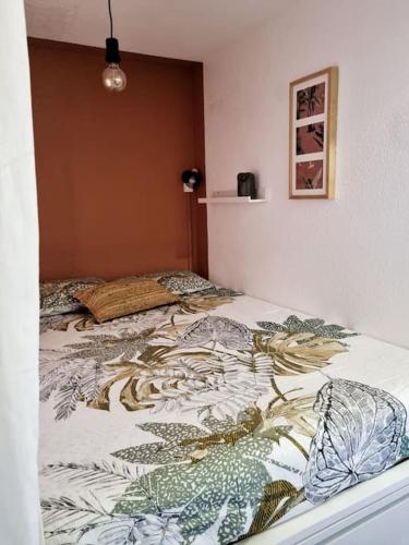 un lit avec une couette dessus dans une chambre dans l'établissement Santa Maxima, à Sainte-Maxime