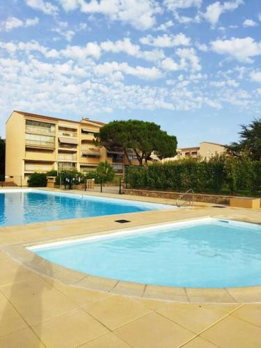 une grande piscine devant un immeuble dans l'établissement Santa Maxima, à Sainte-Maxime