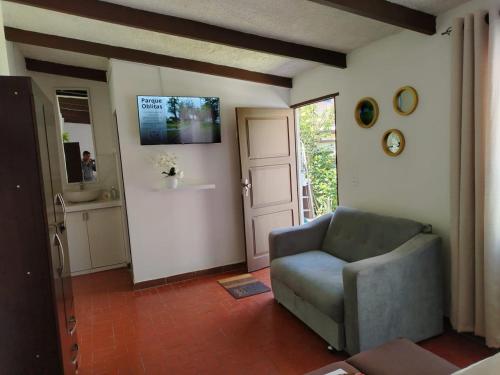 ein Wohnzimmer mit einem Stuhl und einer Tür in der Unterkunft departamento en la mejor zona de cochabamba in Cochabamba