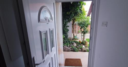 an open door with a view of a yard at Apartman Ksenija in Đakovo