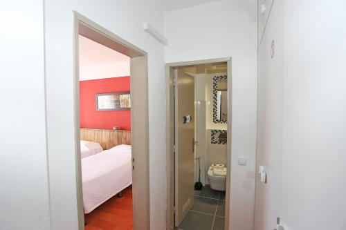 - une chambre avec un lit et des toilettes dans l'établissement B65 - Casa Le Ferreira in Praia da Luz, à Luz