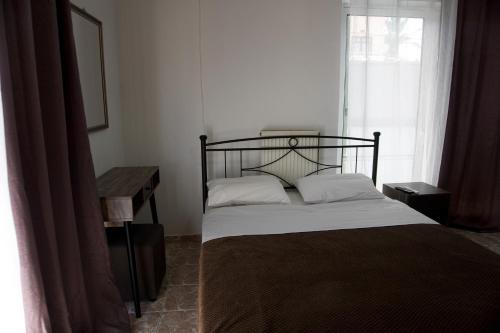 a bedroom with a bed and a window at Sea Harmony in Adelianos Kampos