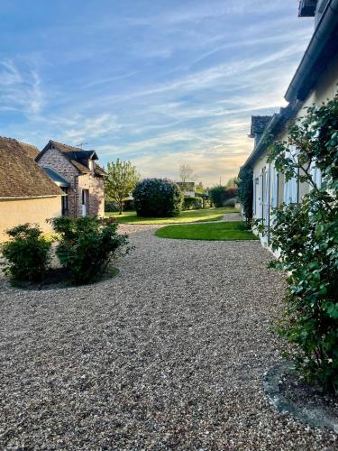 a gravel driveway in front of a house at Edda Country House - Val de Loire in Onzain