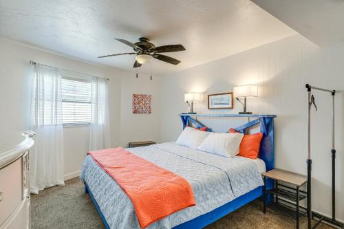 1 dormitorio con 1 cama azul y ventilador de techo en Lake Francis Lily Pad - Home with Hot Tub and Dock!, en Lake Placid