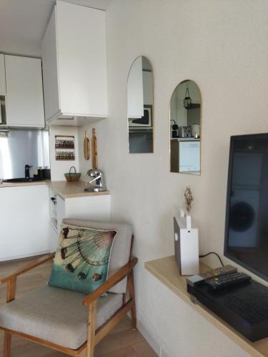 un salon avec un canapé et une télévision dans une cuisine dans l'établissement Santa Maxima, à Sainte-Maxime