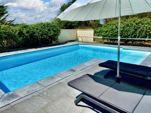 una piscina con sombrilla y un banco con mesa y sombrilla en Maison d'une chambre avec piscine partagee terrasse et wifi a Lignairolles en Lignairolles