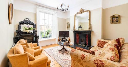 sala de estar con sofá y chimenea en Abbeyleigh House, en Dublín