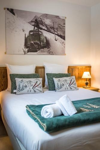 - un lit avec une serviette assise au-dessus dans l'établissement Appartement neuf au cœur du village - 6 personnes, à Saint-Sorlin-dʼArves