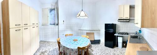 uma cozinha com uma mesa com uma mesa de bolinhas em Casa vacanze al mare em Pisciotta