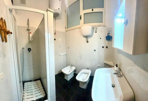 uma casa de banho com um lavatório e um WC em Casa vacanze al mare em Pisciotta