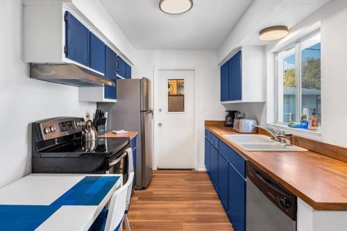 una cocina con armarios azules y fregadero en Beautiful apartment in Bonita w/Garage and Garden, en Bonita Springs
