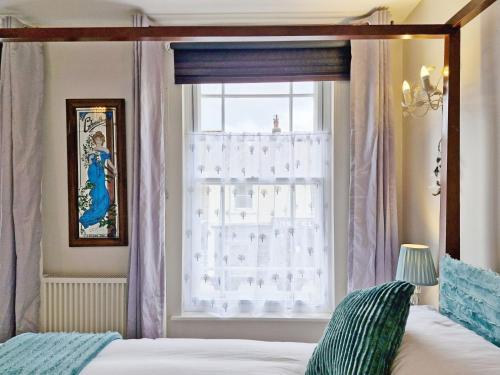 1 dormitorio con cama y ventana grande en Sunbeams, en Chichester