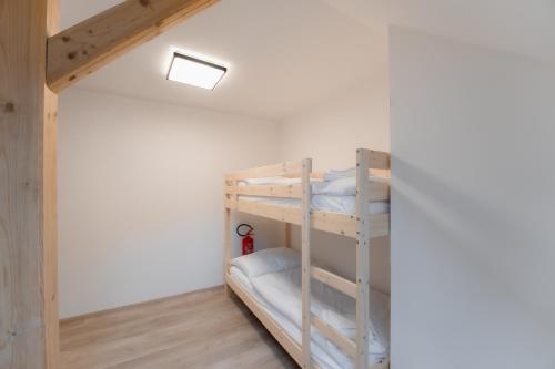 a bunk bed room with bunk beds in a house at Mlýn Herlíkovice in Hořejší Vrchlabí