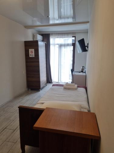 Una cama o camas en una habitación de MAHALI HOTEL