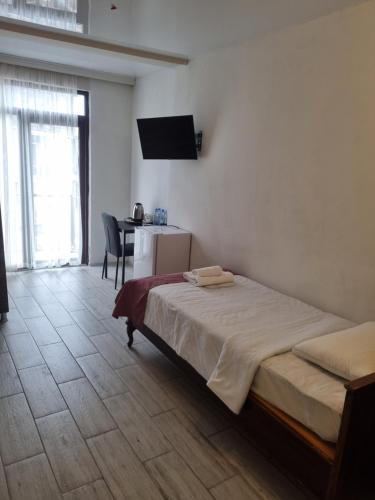Una cama o camas en una habitación de MAHALI HOTEL