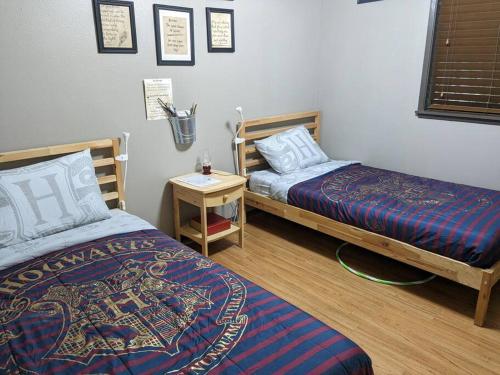 1 dormitorio con 2 camas y mesita de noche con falda en Guppies Lakehouse-Prvt. Lake Acc, Close to Rainier, en Graham