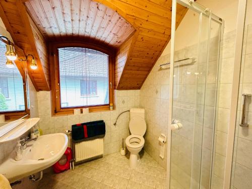Ένα μπάνιο στο Nefelejts Deluxe Home