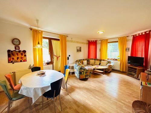 TV a/nebo společenská místnost v ubytování Nefelejts Deluxe Home