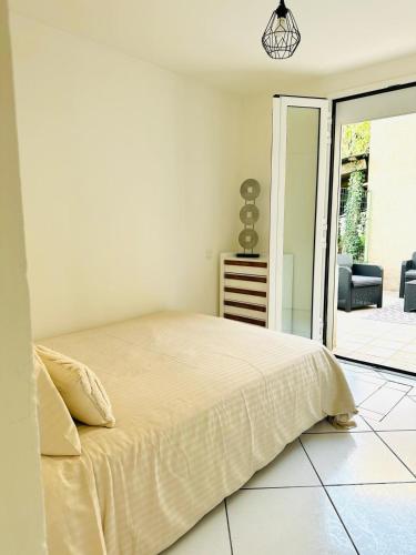um quarto branco com uma cama e um pátio em Escapade à Vinon sur Verdon em Vinon-sur-Verdon