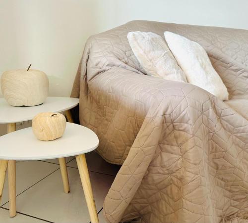 um quarto com uma cama e duas mesas com almofadas em Escapade à Vinon sur Verdon em Vinon-sur-Verdon