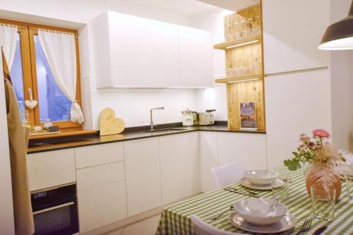 Ett kök eller pentry på Dolomiten Lounge - parcheggio privato incluso