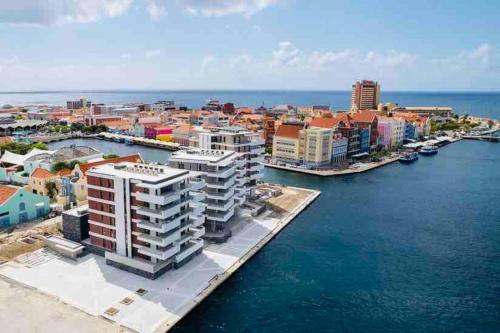 Φωτογραφία από το άλμπουμ του Luxe appartement uitzicht op stad, zee en Handelskade σε Willemstad