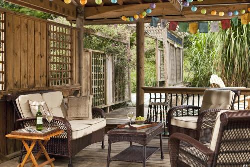 Ruang duduk di Abbey's Lantern Hill Inn