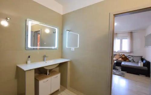 La salle de bains est pourvue d'un lavabo et d'un miroir. dans l'établissement Apartment Otto, à Novigrad