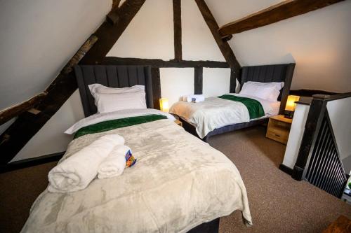 מיטה או מיטות בחדר ב-The Cottage by StayStaycations
