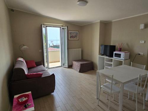 - un salon avec un canapé et une table dans l'établissement Graziosa Al Porto, à Moniga del Garda
