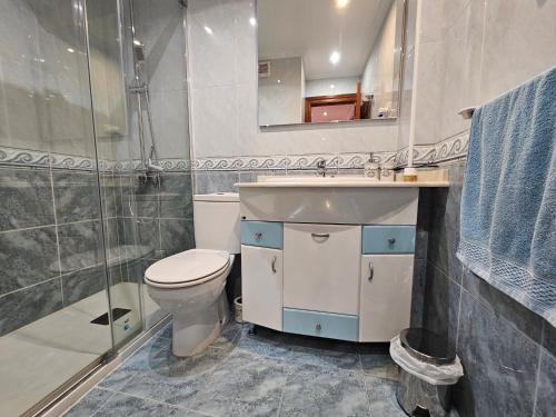 y baño con aseo, lavabo y ducha. en Casa Lantoxana 1A121 en Gijón