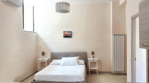 ein Schlafzimmer mit einem Bett und zwei Nachttischen in der Unterkunft Studio with wifi at Castello Gragnano 4 km away from the beach in Gragnano