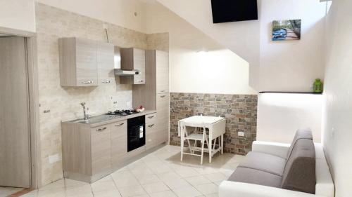 eine Küche mit einem Sofa und einem Tisch in einem Zimmer in der Unterkunft Studio with wifi at Castello Gragnano 4 km away from the beach in Gragnano